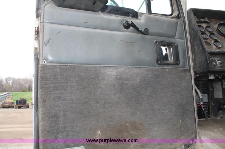 image for item 4722 1994 Kenworth T400 semi truck