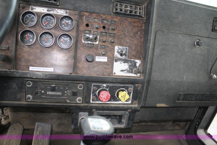 image for item 4722 1994 Kenworth T400 semi truck