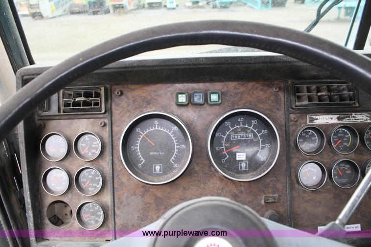 image for item 4722 1994 Kenworth T400 semi truck