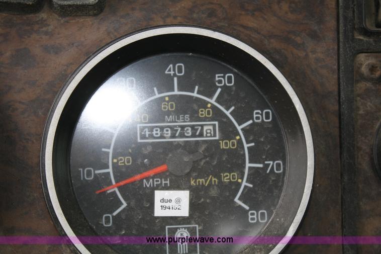 image for item 4722 1994 Kenworth T400 semi truck