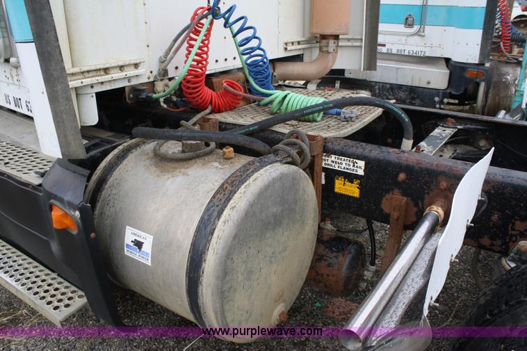 image for item 4722 1994 Kenworth T400 semi truck