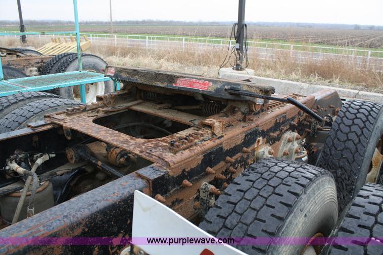 image for item 4722 1994 Kenworth T400 semi truck