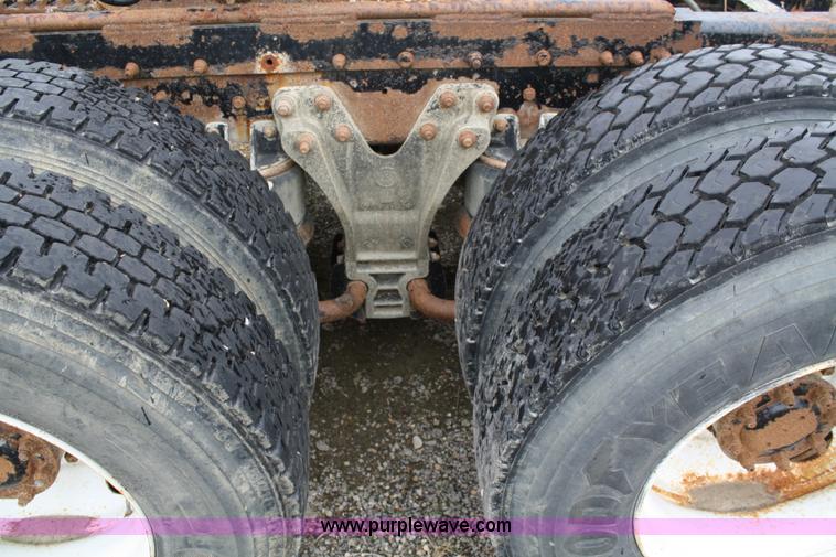 image for item 4722 1994 Kenworth T400 semi truck