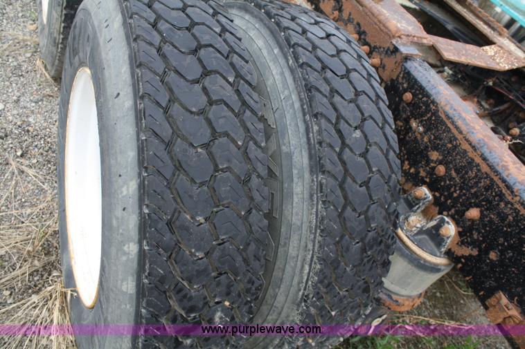 image for item 4722 1994 Kenworth T400 semi truck