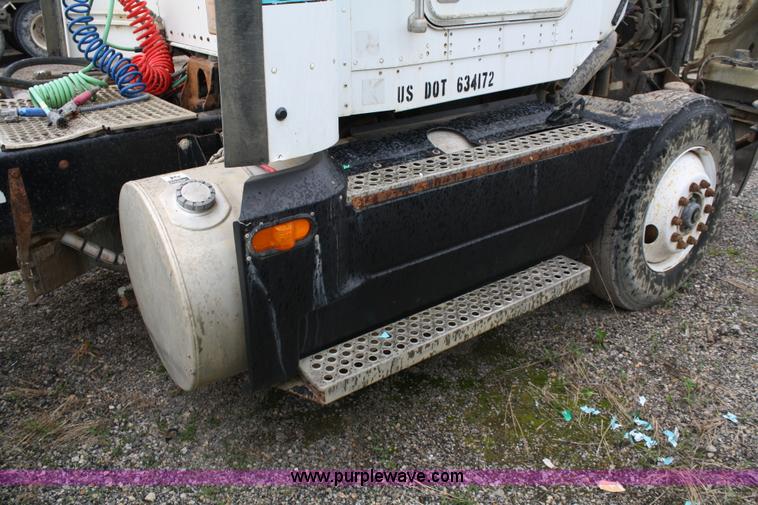 image for item 4722 1994 Kenworth T400 semi truck