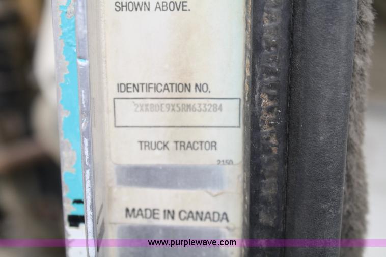 image for item 4722 1994 Kenworth T400 semi truck