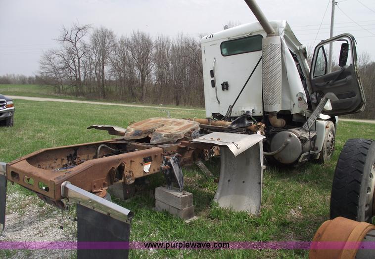 image for item 5370 2005 Freightliner CL120 semi truck