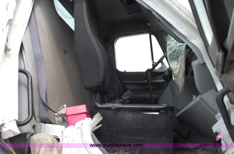 image for item 5370 2005 Freightliner CL120 semi truck