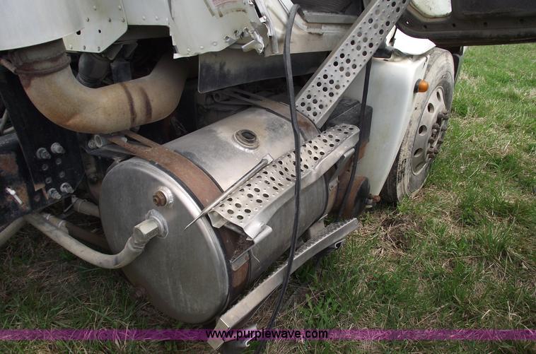 image for item 5370 2005 Freightliner CL120 semi truck