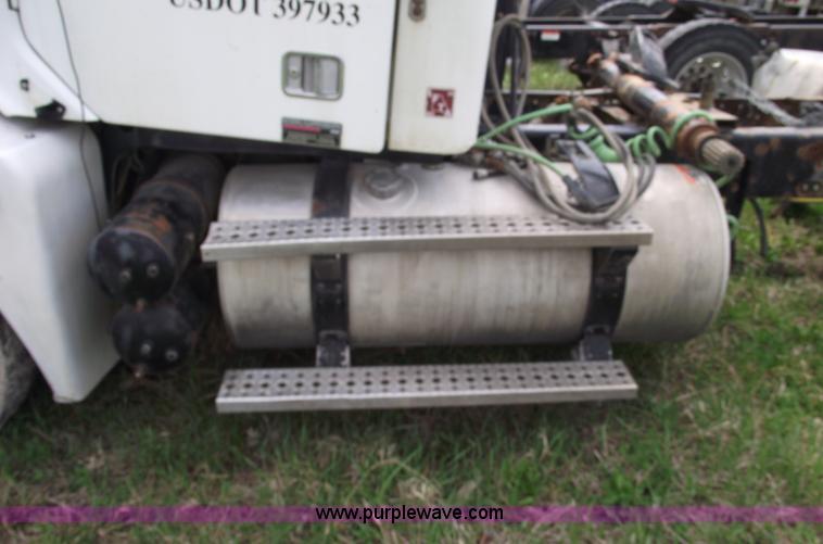 image for item 5370 2005 Freightliner CL120 semi truck