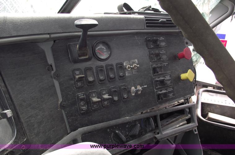 image for item 5370 2005 Freightliner CL120 semi truck