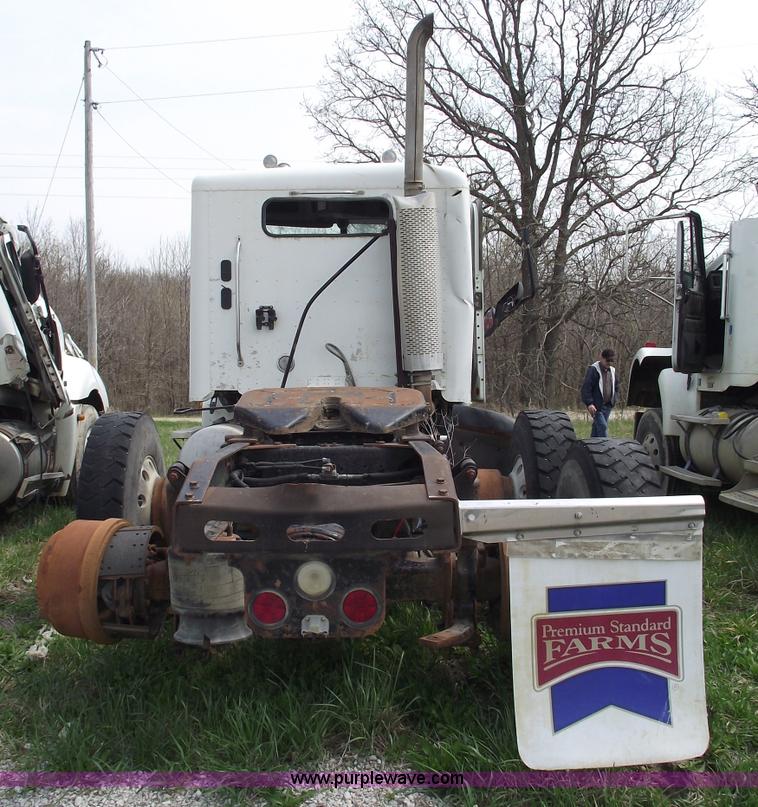 image for item 5371 2005 Freightliner CL120 semi truck