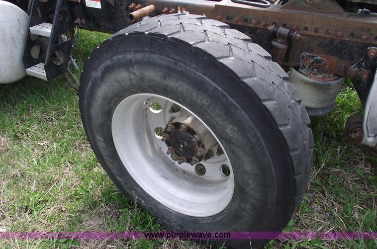 image for item 5371 2005 Freightliner CL120 semi truck