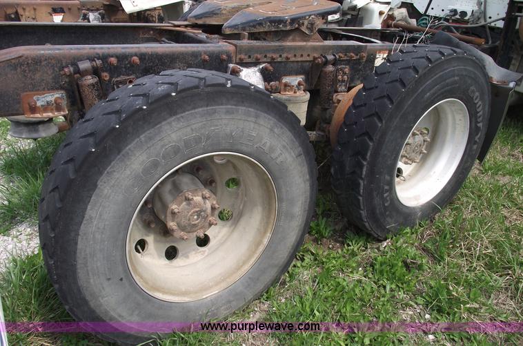 image for item 5371 2005 Freightliner CL120 semi truck