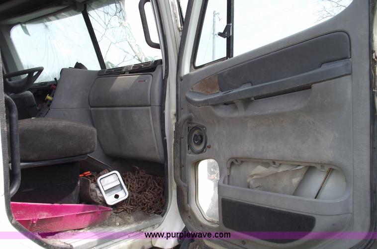 image for item 5371 2005 Freightliner CL120 semi truck