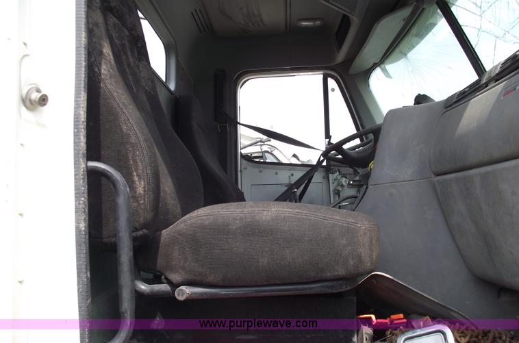 image for item 5371 2005 Freightliner CL120 semi truck