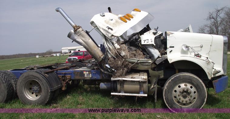 image for item 5372 2006 Freightliner FLD120 semi truck