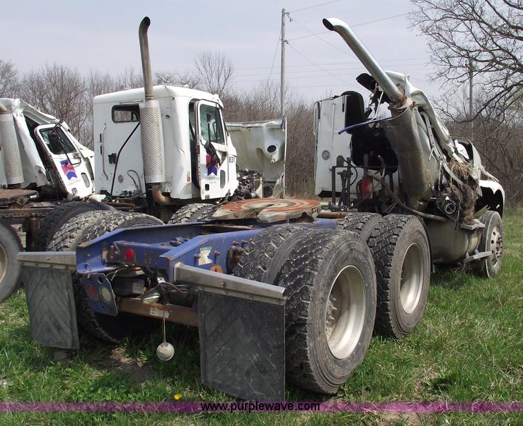 image for item 5372 2006 Freightliner FLD120 semi truck