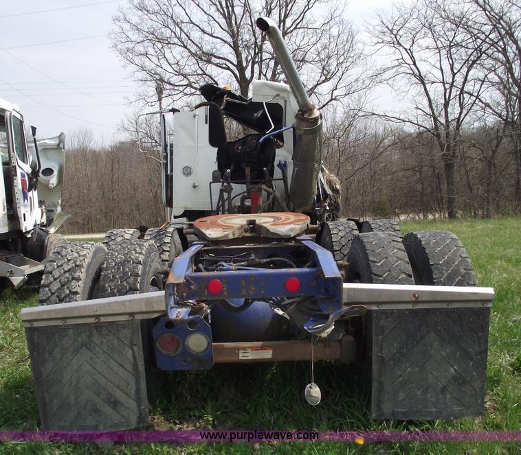 image for item 5372 2006 Freightliner FLD120 semi truck