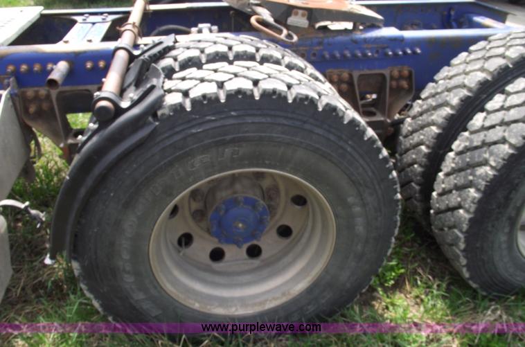 image for item 5372 2006 Freightliner FLD120 semi truck