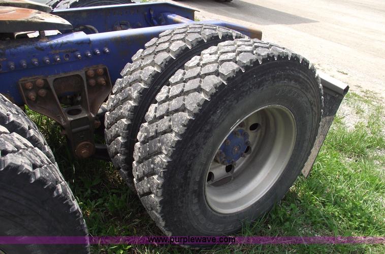 image for item 5372 2006 Freightliner FLD120 semi truck