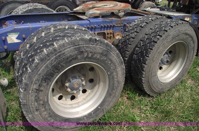 image for item 5372 2006 Freightliner FLD120 semi truck