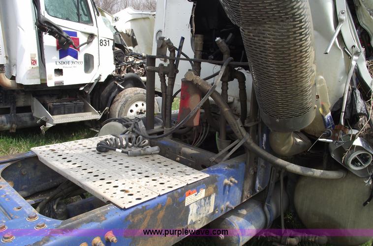 image for item 5372 2006 Freightliner FLD120 semi truck