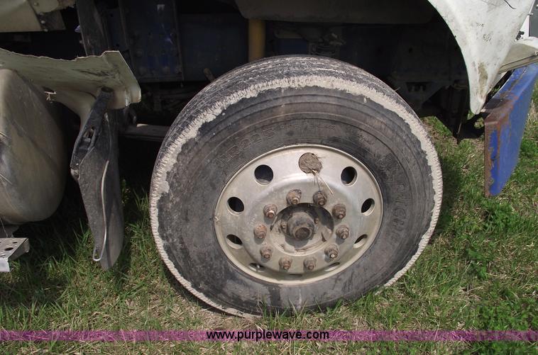 image for item 5372 2006 Freightliner FLD120 semi truck