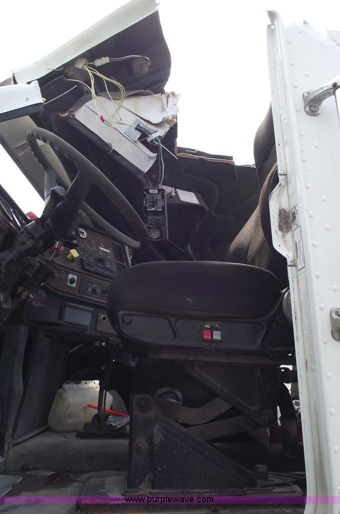 image for item 5372 2006 Freightliner FLD120 semi truck