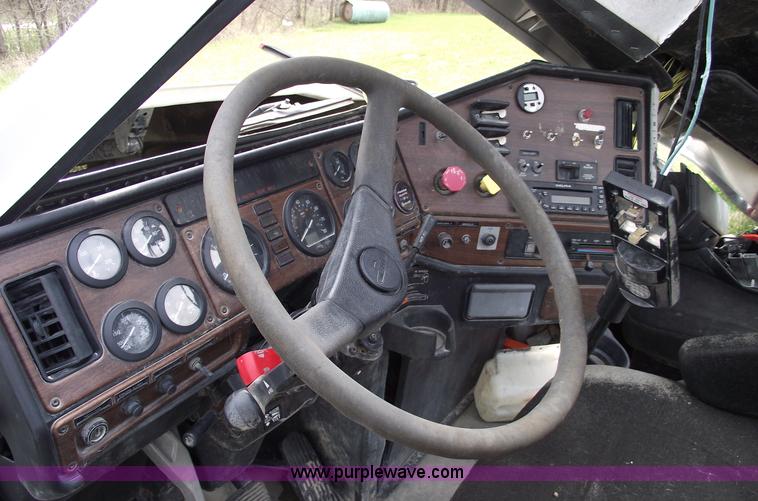 image for item 5372 2006 Freightliner FLD120 semi truck