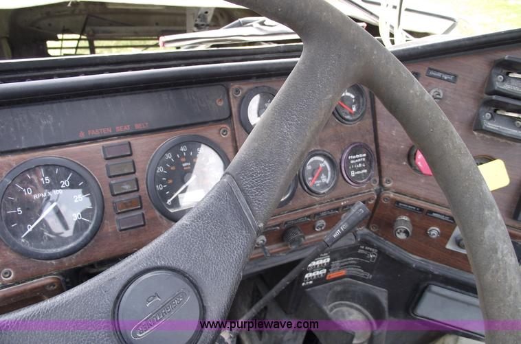 image for item 5372 2006 Freightliner FLD120 semi truck