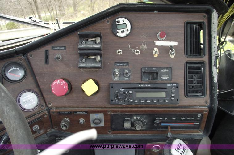 image for item 5372 2006 Freightliner FLD120 semi truck