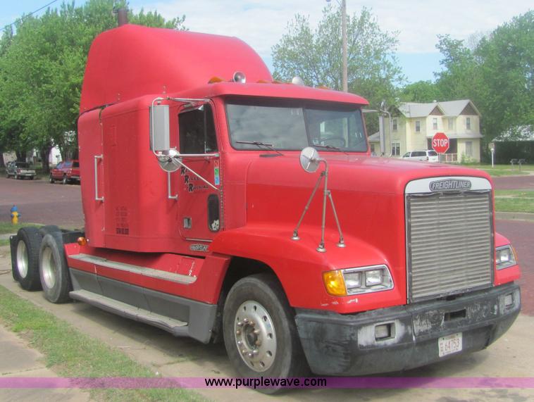 image for item 6949 1993 Freightliner FLD120 semi truck