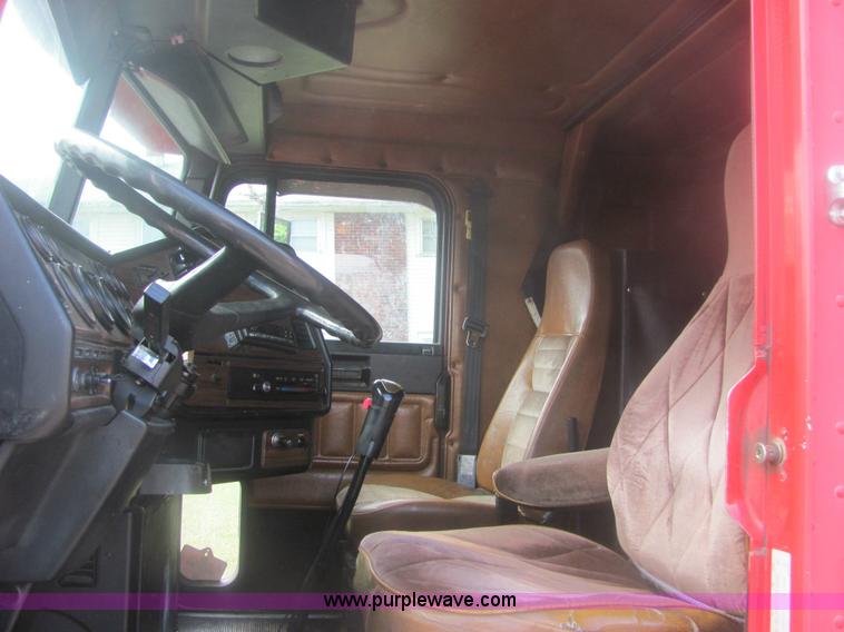 image for item 6949 1993 Freightliner FLD120 semi truck