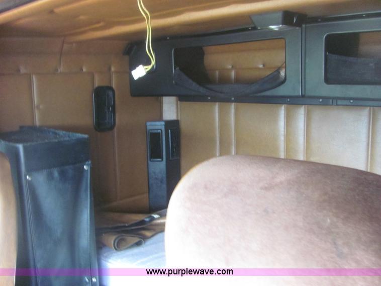 image for item 6949 1993 Freightliner FLD120 semi truck