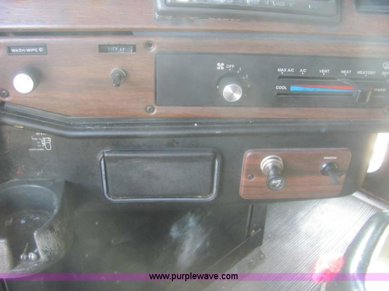 image for item 6949 1993 Freightliner FLD120 semi truck