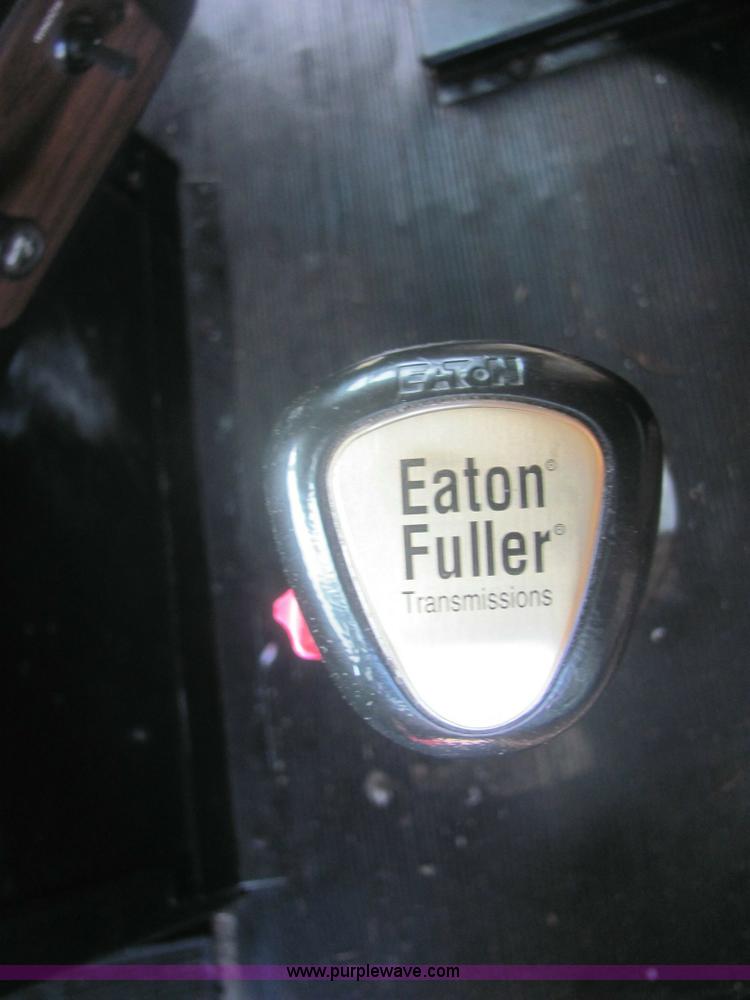 image for item 6949 1993 Freightliner FLD120 semi truck