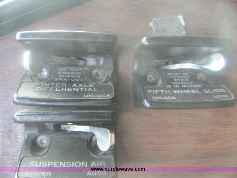 image for item 6949 1993 Freightliner FLD120 semi truck