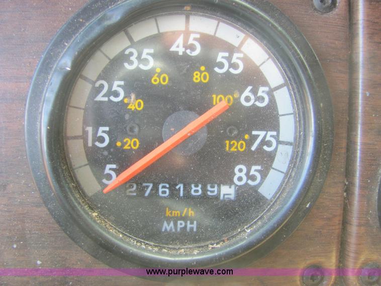 image for item 6949 1993 Freightliner FLD120 semi truck