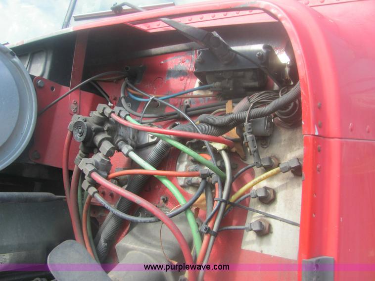 image for item 6949 1993 Freightliner FLD120 semi truck