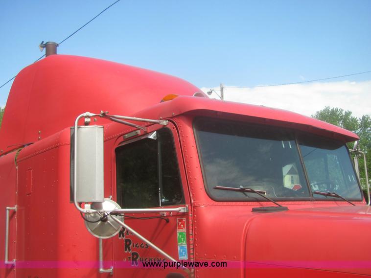 image for item 6949 1993 Freightliner FLD120 semi truck