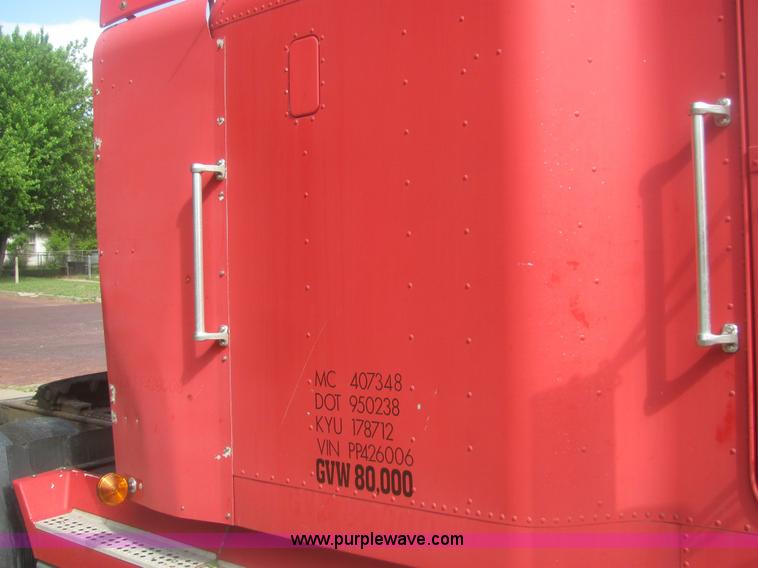 image for item 6949 1993 Freightliner FLD120 semi truck