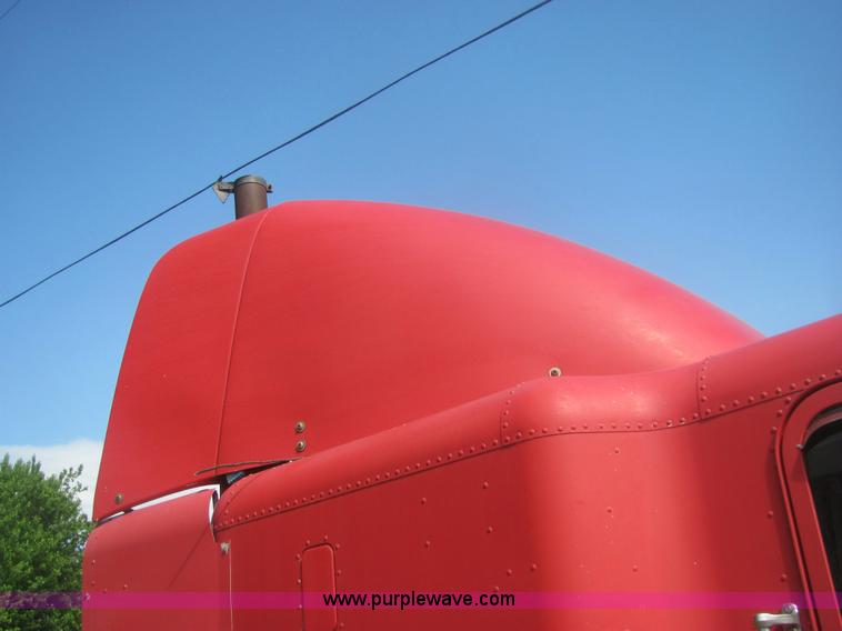 image for item 6949 1993 Freightliner FLD120 semi truck