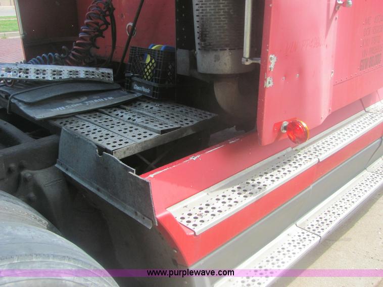 image for item 6949 1993 Freightliner FLD120 semi truck