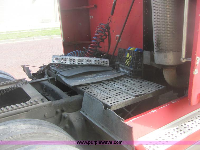 image for item 6949 1993 Freightliner FLD120 semi truck