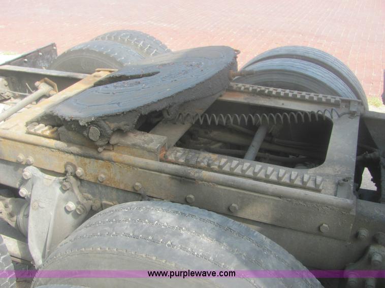 image for item 6949 1993 Freightliner FLD120 semi truck