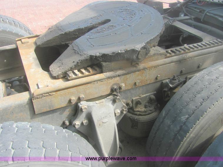 image for item 6949 1993 Freightliner FLD120 semi truck