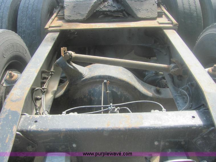 image for item 6949 1993 Freightliner FLD120 semi truck