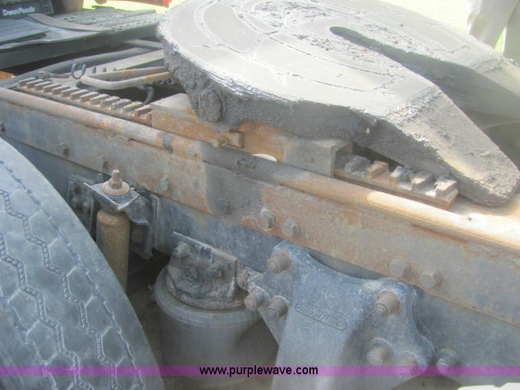 image for item 6949 1993 Freightliner FLD120 semi truck