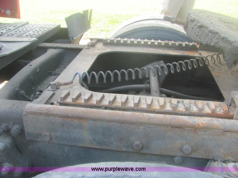 image for item 6949 1993 Freightliner FLD120 semi truck